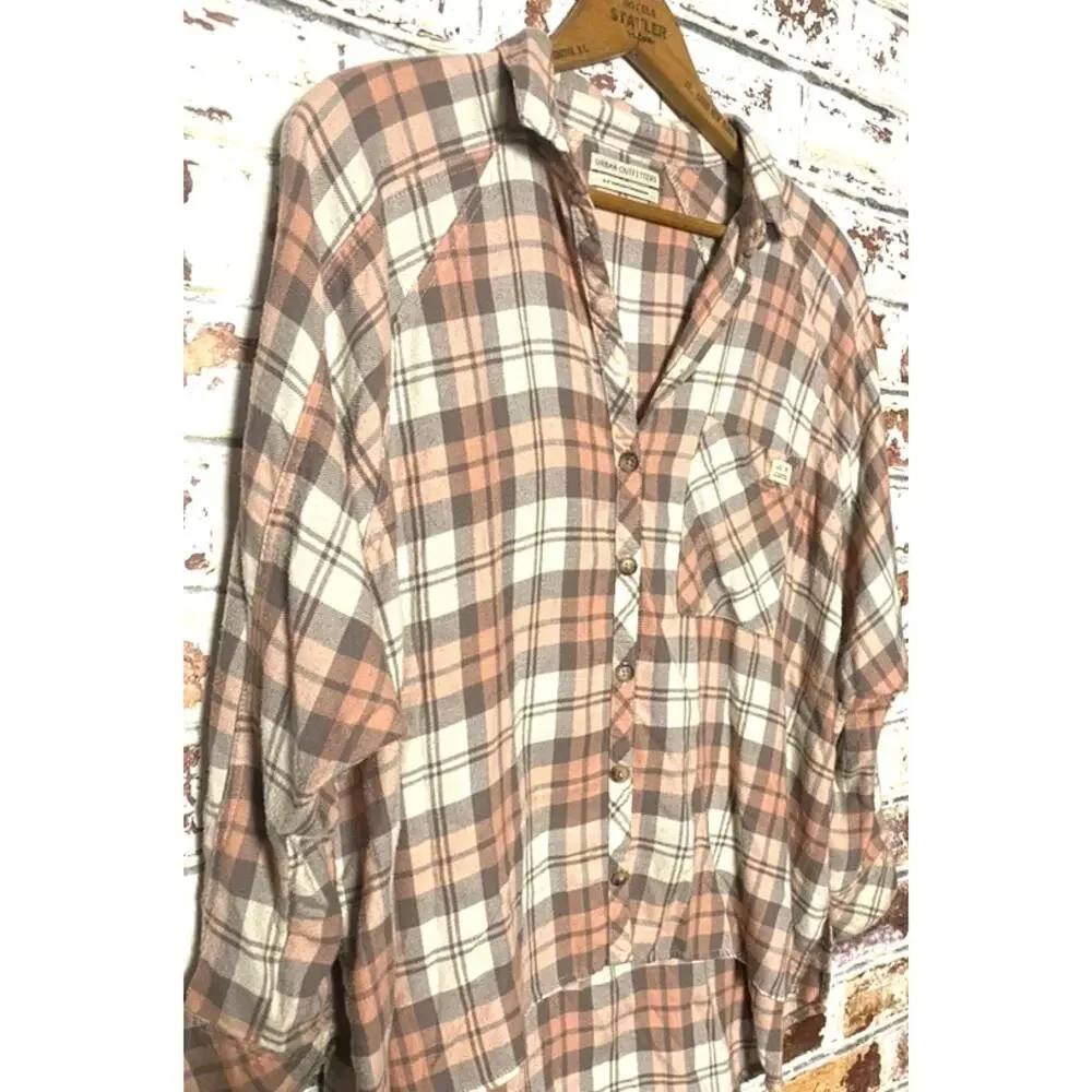 Urban Outfitters Oversized Plaid Flannel Button Down Blouse - Picture 4 of 10